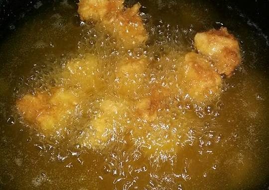 Ayam yang digoreng dengan sempurna tanpa melekat pada kuali