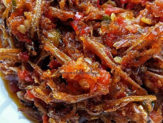 sambal tomato ikan bilis goreng pedas manis siap dihidang dalam mangkuk