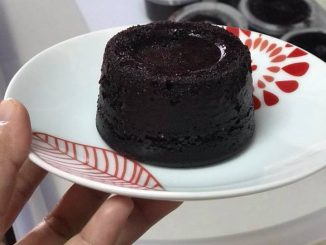 Kek kukus coklat lembut dan moist siap dipotong
