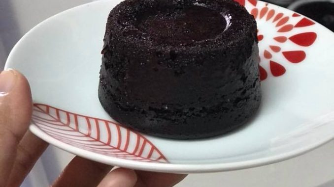 Kek kukus coklat lembut dan moist siap dipotong