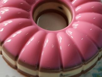 puding oreo coklat dan strawberry lapis cantik dalam acuan siap dihidang