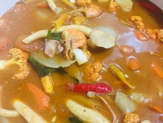 tom yam ala phuket siap dihidangkan dengan sotong, udang dan ayam