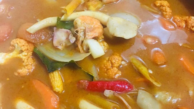 tom yam ala phuket siap dihidangkan dengan sotong, udang dan ayam