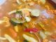 tom yam ala phuket siap dihidangkan dengan sotong, udang dan ayam