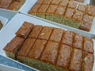 Kek pisang moist gebu dan lembut dipotong kemas