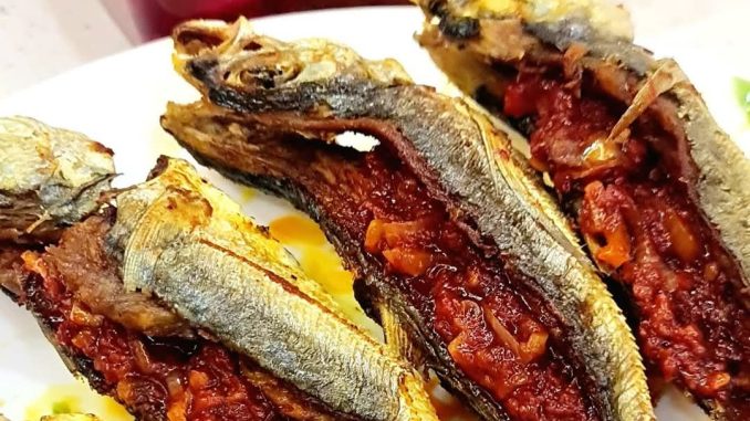 ikan cencaru sumbat sambal rangup dihidangkan panas