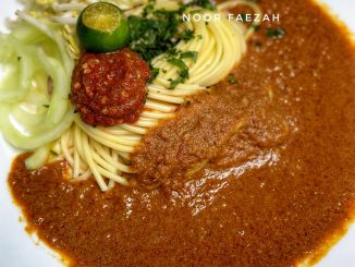 laksa johor original siap dihidang dengan sambal belacan, timun, tauge dan daun kesum