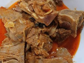 Daging tulang direbus hingga empuk untuk Gulai Daging Tulang dengan Nangka Muda