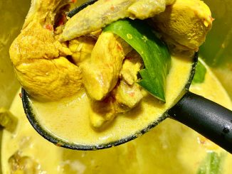Masak lemak ayam cili api Negeri Sembilan dengan kuah santan pekat berwarna kuning dan cili padi hijau, dihidangkan bersama nasi putih panas.