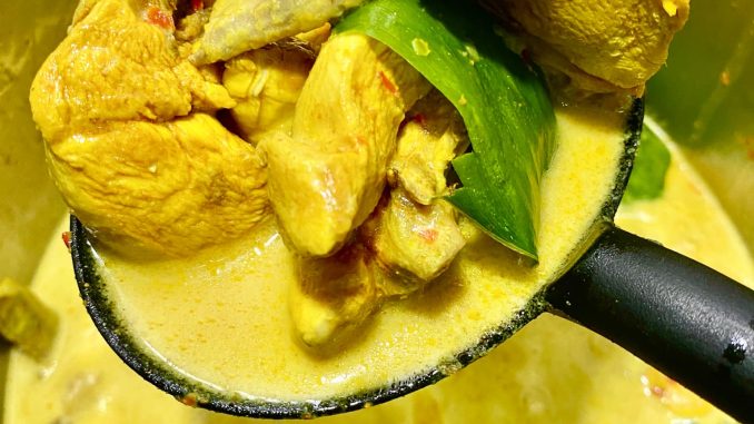 Masak lemak ayam cili api Negeri Sembilan dengan kuah santan pekat berwarna kuning dan cili padi hijau, dihidangkan bersama nasi putih panas.