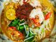 Mee Kari Nyonya dengan kuah berlemak dan bahan lengkap