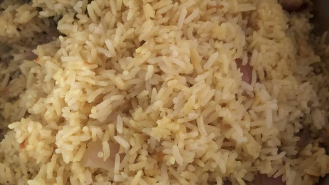 Lemak dan kulit ayam digoreng untuk menghasilkan minyak beraroma bagi nasi ayam