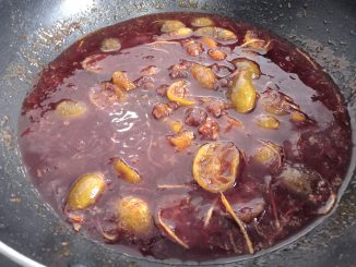 acar limau kasturi tanpa buah jeruk siap dihidang dalam mangkuk dengan kuah pekat