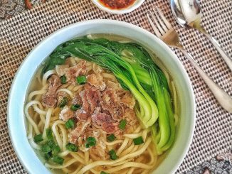 Mee tarik daging homemade dengan sup pekat, bok choy, daun bawang dan chili oil, siap untuk dihidang panas.