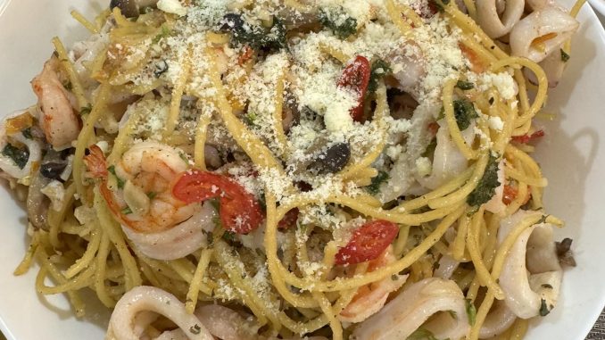 Spaghetti yang telah direbus dan ditoskan untuk masakan Aglio Olio Cheese