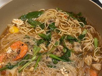 Mee kuah masam manis dengan mee kuning, bihun, ayam dan udang