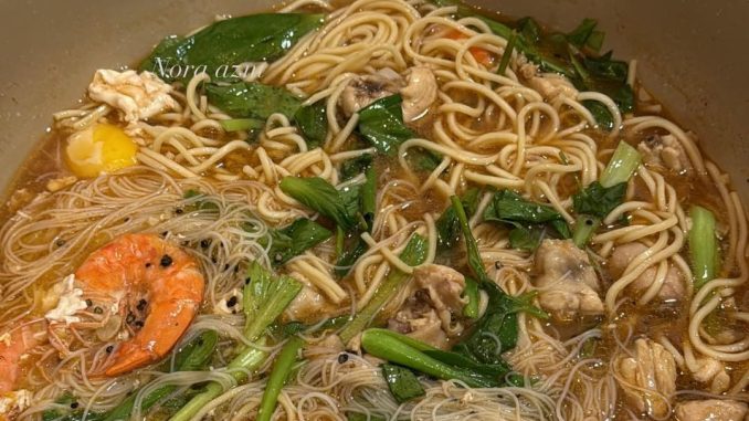 Mee kuah masam manis dengan mee kuning, bihun, ayam dan udang