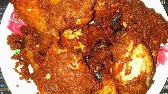 Ayam goreng mamak rangup keemasan dengan daun kari