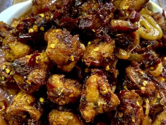 sambal kering tongkeng ayam dengan bawang besar dan cili kering