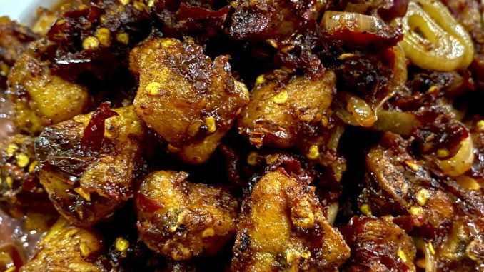 sambal kering tongkeng ayam dengan bawang besar dan cili kering
