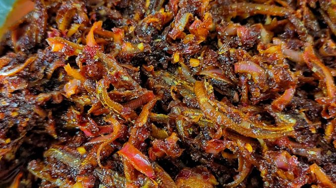 Sambal bilis bunga kantan pekat bersama ikan bilis rangup