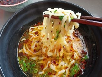 mee tarik homemade dengan kuah sup panas dan chili oil wangi dihidang bersama hirisan sawi