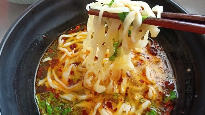 mee tarik homemade dengan kuah sup panas dan chili oil wangi dihidang bersama hirisan sawi