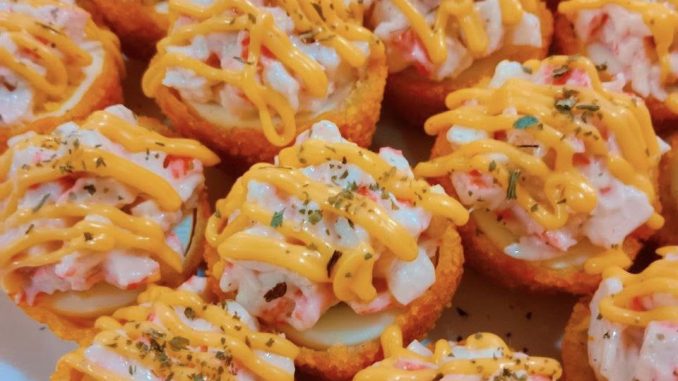 Golden Egg Ball goreng kuning keemasan dipotong dua