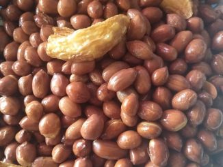 Kacang tanah goreng rangup berwarna keemasan dalam mangkuk
