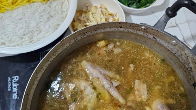 Sup kaki ayam lembut dimasak menggunakan teknik 5:30:7