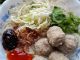 Bihun bakso dihidangkan panas dengan kubis, daun sup dan bawang goreng