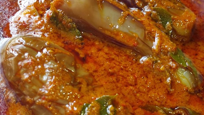 Pajeri terung berkuah pekat dengan santan dan kerisik