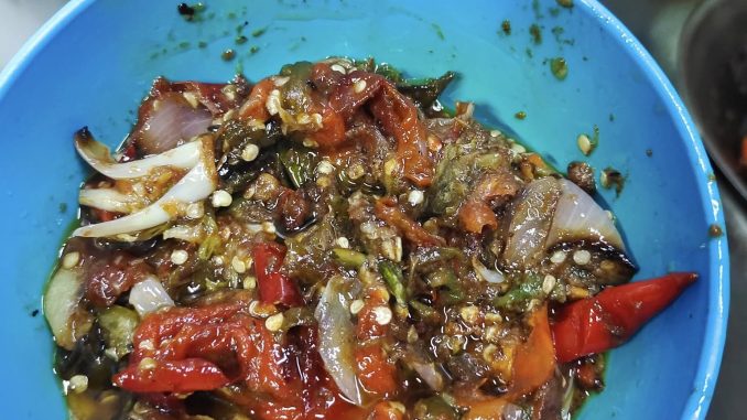 Sambal belacan pekat dan pedas dengan aroma belacan yang kuat