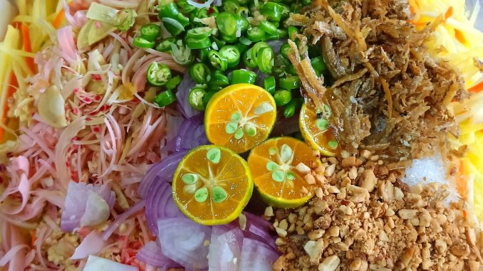kerabu mangga thai segar dengan cili padi dan bunga kantan