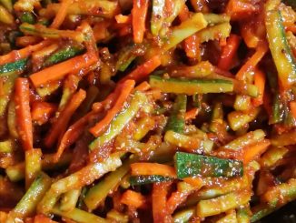 Acar rampai tradisional Melayu dengan sayur rangup dan sambal berempah