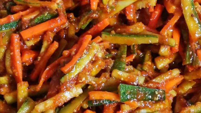 Acar rampai tradisional Melayu dengan sayur rangup dan sambal berempah