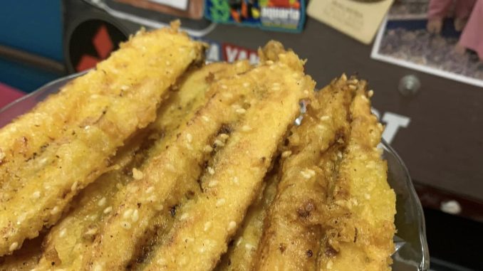 Pisang goreng rangup bijan siap dihidang berwarna keemasan