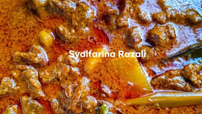 Kari daging perap pekat dan harum, lengkap dengan kentang dan santan