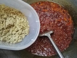 Sambal tumis ikan bilis padu berwarna merah gelap dan berkilat