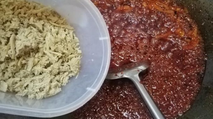 Sambal tumis ikan bilis padu berwarna merah gelap dan berkilat