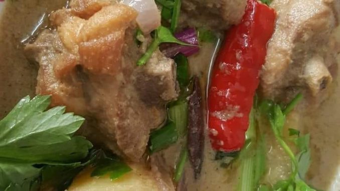 Bahan tumisan kurma ayam terdiri daripada minyak sapi, bawang dan rempah ratus