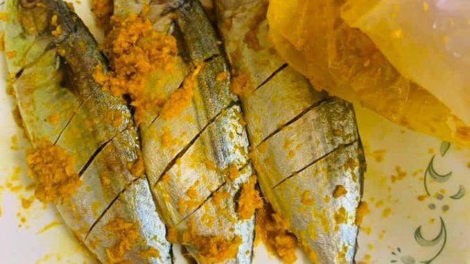 Garam kunyit campuran lengkap dengan lengkuas, bawang putih, halia dan kunyit hidup