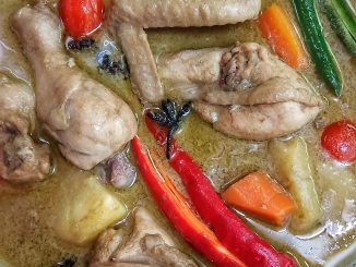 Sambal tumis ikan bilis padu berwarna merah gelap dan berkilat