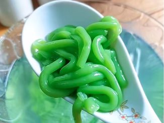 Cendol hijau kenyal tidak mudah patah dihidangkan bersama santan dan gula melaka