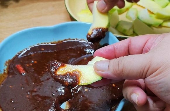 Pencicah buah garam belacan pekat manis pedas dalam piring