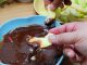 Pencicah buah garam belacan pekat manis pedas dalam piring