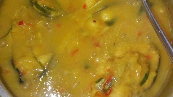 Ikan patin masak tempoyak dengan kuah pekat dan berwarna kuning keemasan