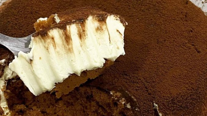 Mocha tiramisu cheese meleleh dengan lapisan krim keju yang tebal
