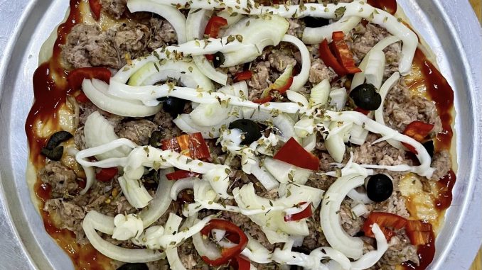 Pizza homemade dengan topping daging kisar dan keju mozarella cair