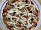 Pizza homemade dengan topping daging kisar dan keju mozarella cair